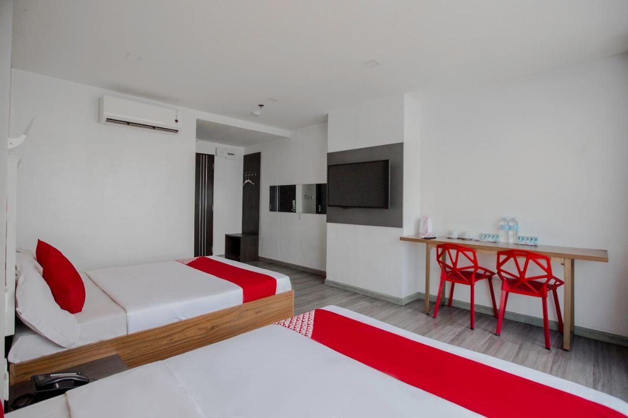Oyo 666 Mc Hotel Fairview Кесон-Сіті Екстер'єр фото