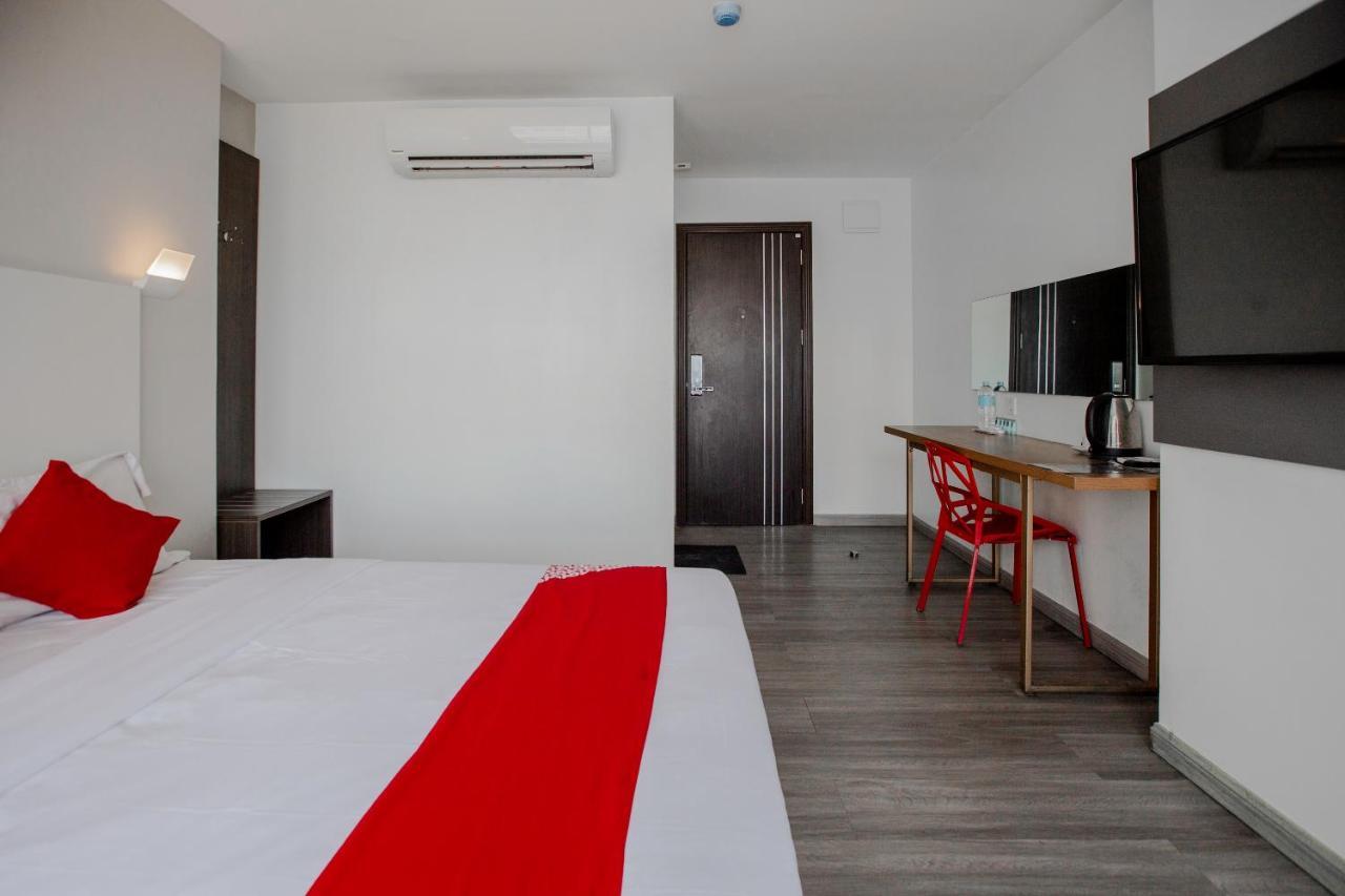 Oyo 666 Mc Hotel Fairview Кесон-Сіті Екстер'єр фото
